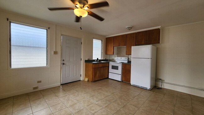 Building Photo - 1 bedroom, 1 bath, 1 parking unit in 4 unit single level buiding in Kalihi