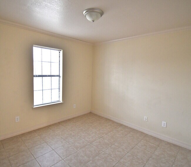 Building Photo - Lovely 3 bedroom 2 bathroom 2 car garage h...