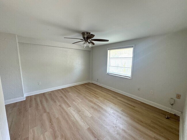 Building Photo - Charming 2-Bed/2-Bath Home for Rent in Gulf Gate-Sarasota, FL!