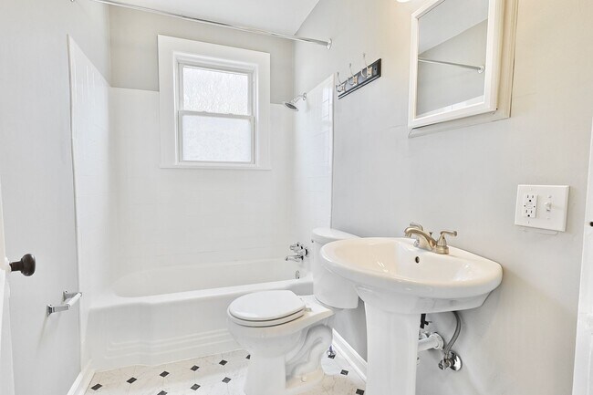 Building Photo - 1618 Mall St NW