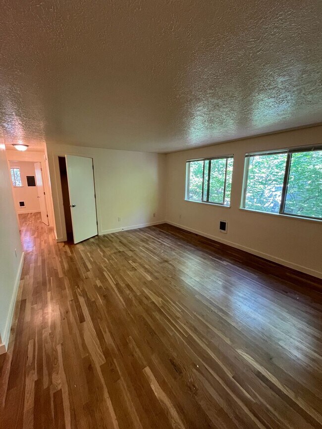 Building Photo - Hardwoods, granite countertops, parking, c...