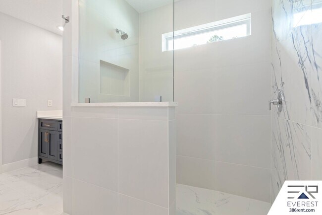 Building Photo - FULLY FENCED, LIKE NEW, CUSTOM BUILT 3/2/2 ON A CUL DE SAC IN DESIRABLE QUAIL HOLLOW