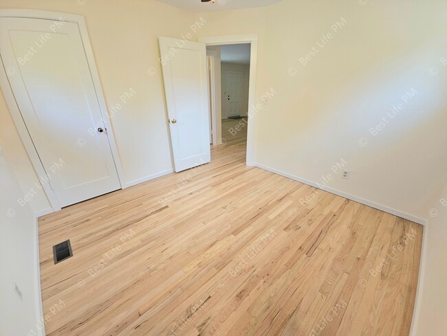 Building Photo - 7037 N Monteith Ave