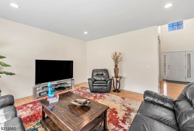 Building Photo - 706 Skyline Dr