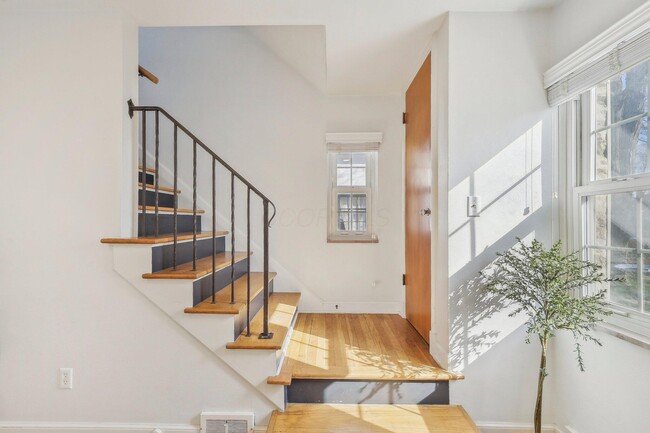 Building Photo - 909 S Roosevelt Ave