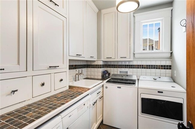 Building Photo - 349 9th St NE