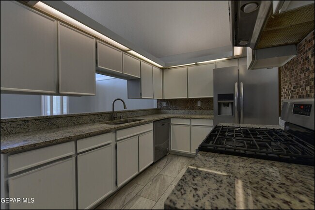 Building Photo - 8400 Parkland Dr