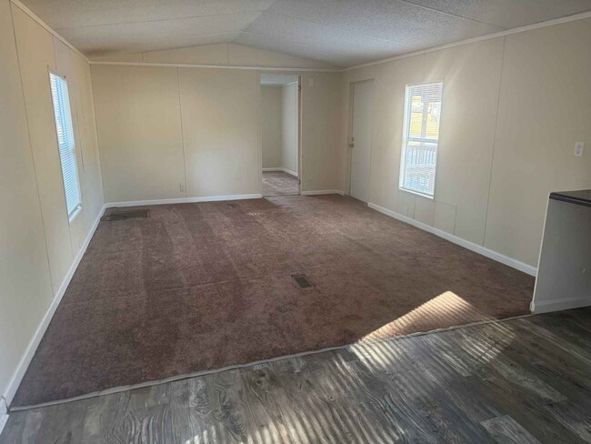 Building Photo - 2 BDR / 1.5BA