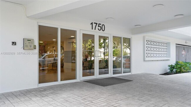 Building Photo - 1750 James Ave