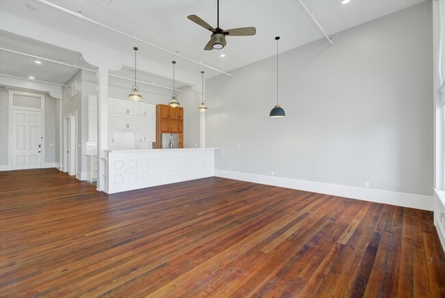 Building Photo - 2206 The Strand