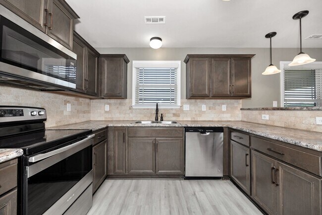 Building Photo - Fresh Paint & New Carpet! 4BR with Fenced Yard