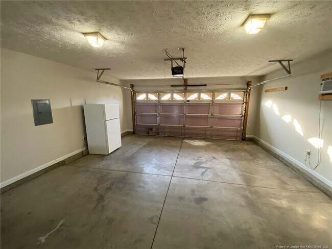 Building Photo - 2106 Crain Ct