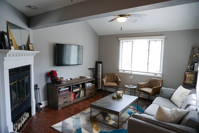 Primary Photo - Stunning 1 Bdrm Condo in the Heart of Down...