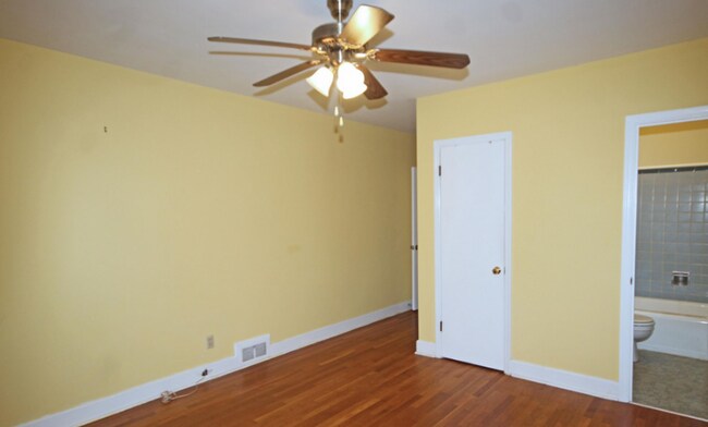 Building Photo - 205 Lakewood Dr