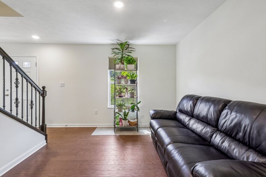 Building Photo - 1105 Deerfield Dr