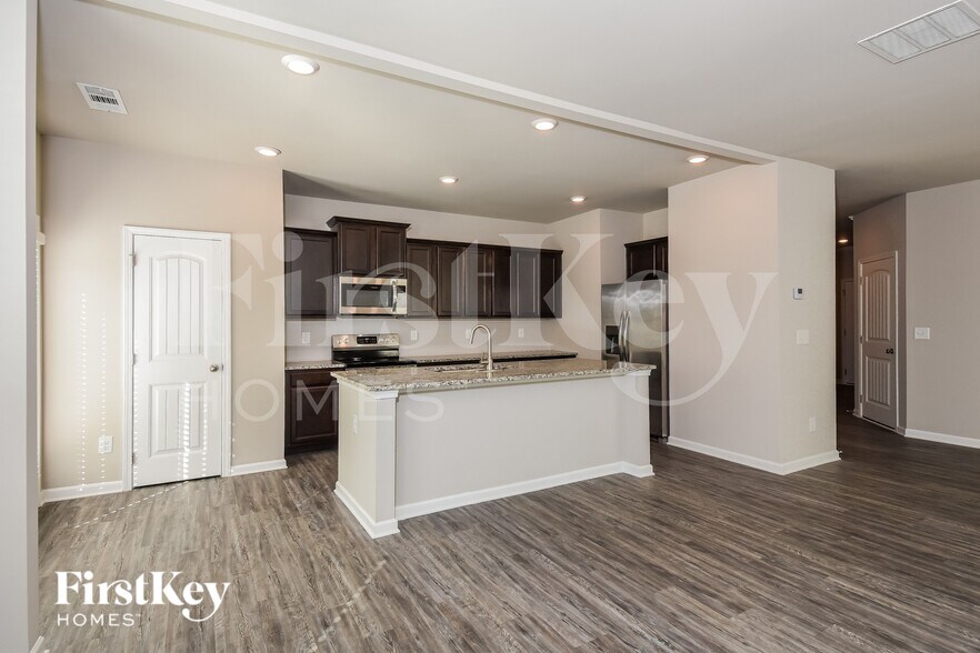 Building Photo - 4954 Hillstone Dr