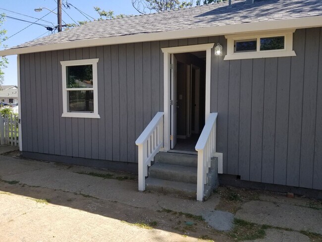 Building Photo - 3 BED 1 BATH HOUSE WITH A FENCED BACKYARD
