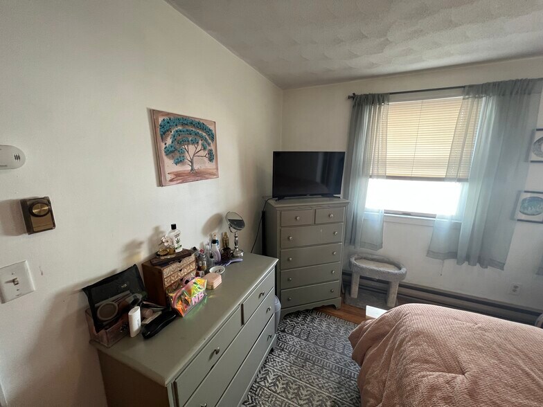 Building Photo - 211 Holland St