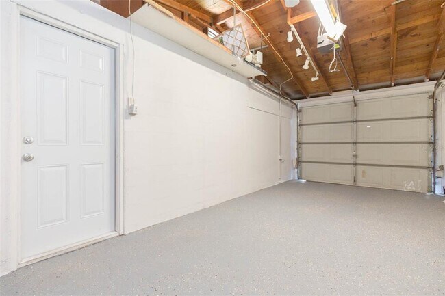 Building Photo - 12814 Kings Manor Ave