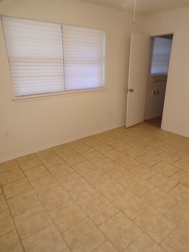 Building Photo - Great home located in Parklane