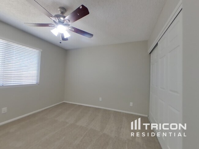 Building Photo - 3727 E Dahlia Dr