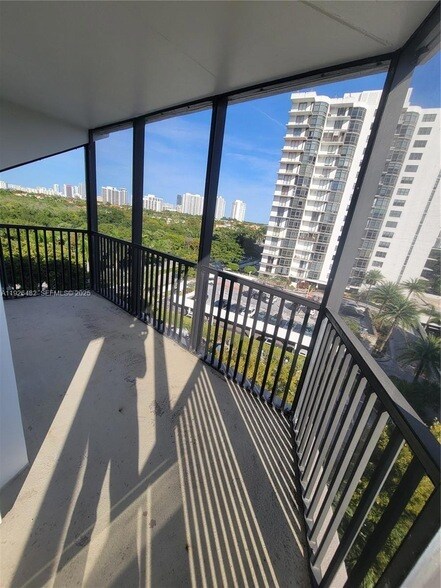 Building Photo - 3301 N Country Club Dr