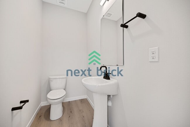 Building Photo - 3 BED & 2.5 BATH TOWNHOUSE FOR RENT