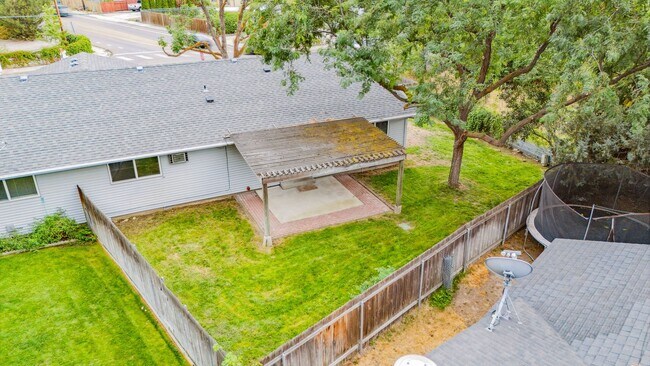 Building Photo - 3 Bedroom home near Boise River and Green ...