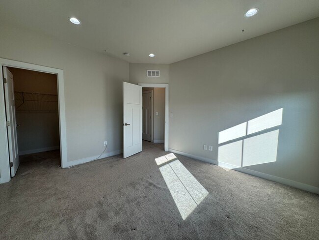 Building Photo - Modern 3 Bed 2.5 Bath Townhome In Beautiful Arcola Town Center