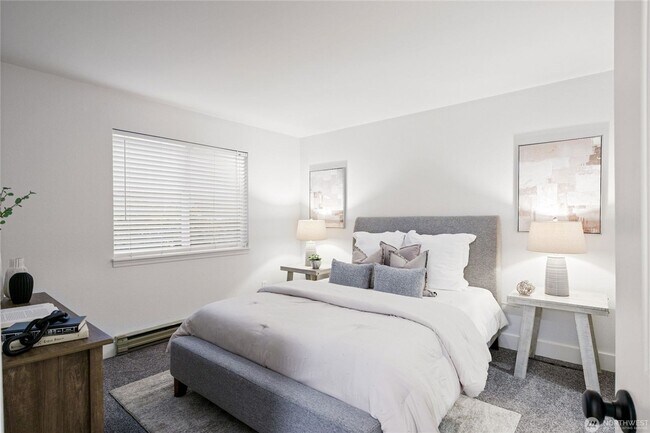 Building Photo - Spacious 2-Bedroom Ground Floor Condo with Private Yard in Kirkland