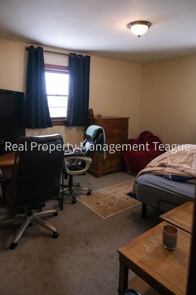 Building Photo - Charming 3 bedrooms in Rensselaer