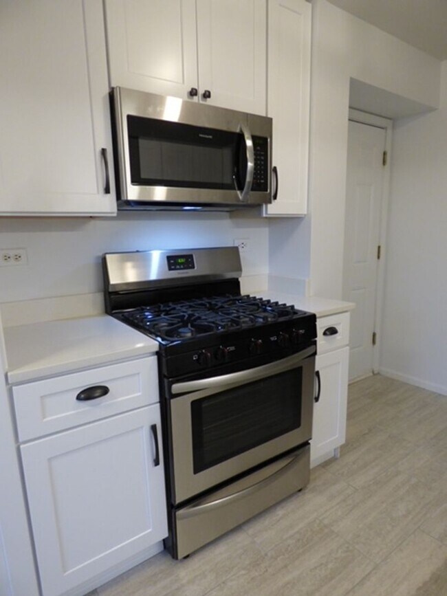 Building Photo - Beautiful 2 bd 1 1/2 ba as soon as July 1 move-in. Great Vernon Hills location!