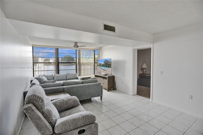 Building Photo - 1524 Whitehall Dr