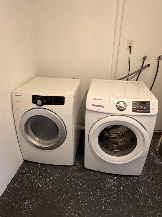 Building Photo - "Charming 1-Bedroom Retreat in Tampa - Cozy 650 Sq. Ft. Home Awaits!"