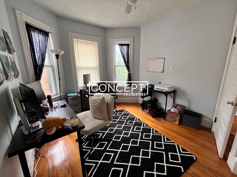 Building Photo - 10 Bucknam St