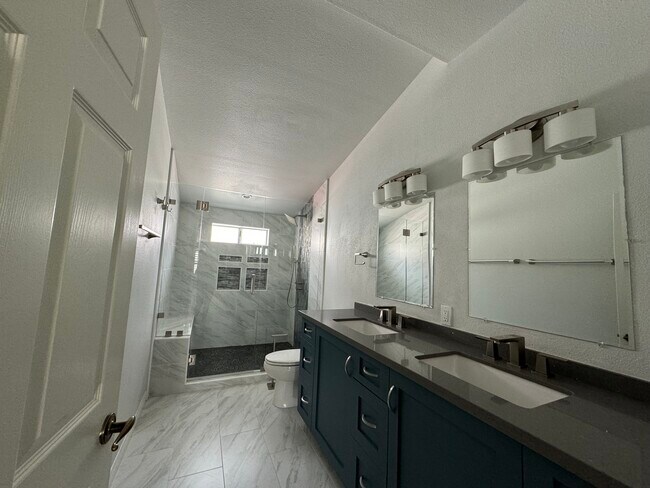 Building Photo - 1307 W 7th St