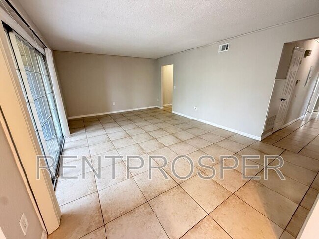 Building Photo - 4031 Versailles Dr