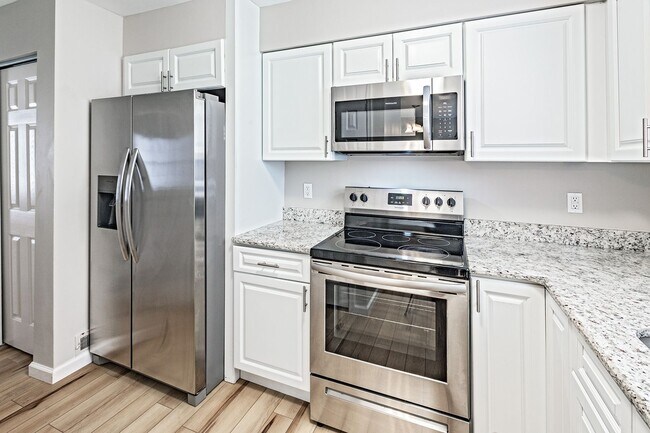 Building Photo - 2 bedroom, 2.5 bathroom townhome in Newark