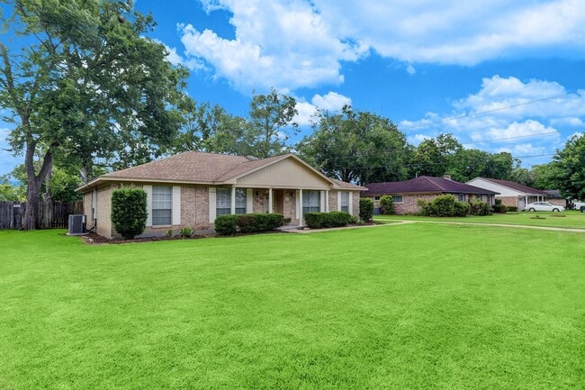 Building Photo - Spacious home on 1/3 of an acre w/ BONUS F...