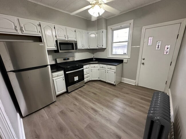 Building Photo - Charming updated 3 bed 1 bath in amazing location