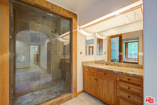 Building Photo - 15511 Woodcrest Dr