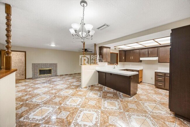 Building Photo - 16653 Mallory Dr