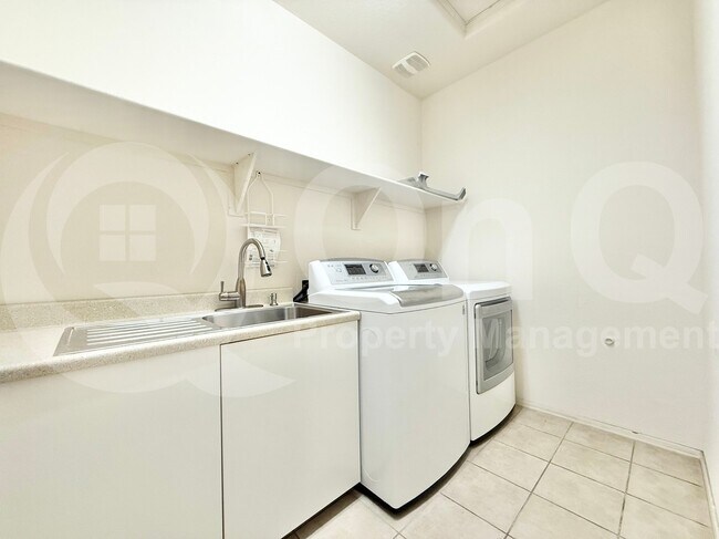 Building Photo - 7704 S 23rd Ln