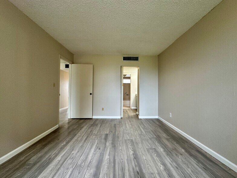 Building Photo - 6020 NW 64th Ave