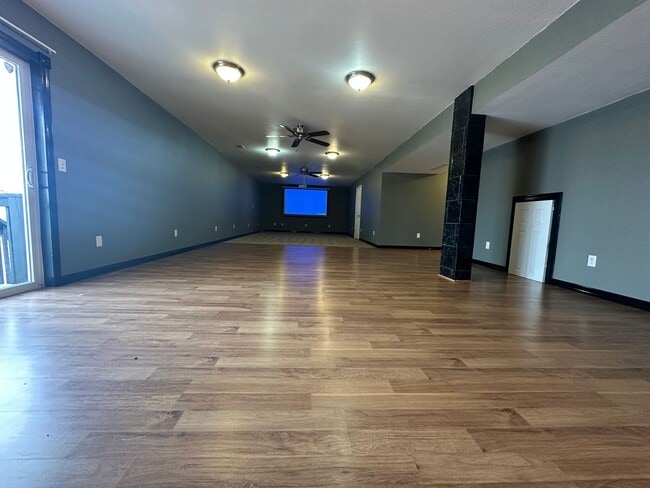 Building Photo - Beautiful 3 bedroom 3 bathroom!!
