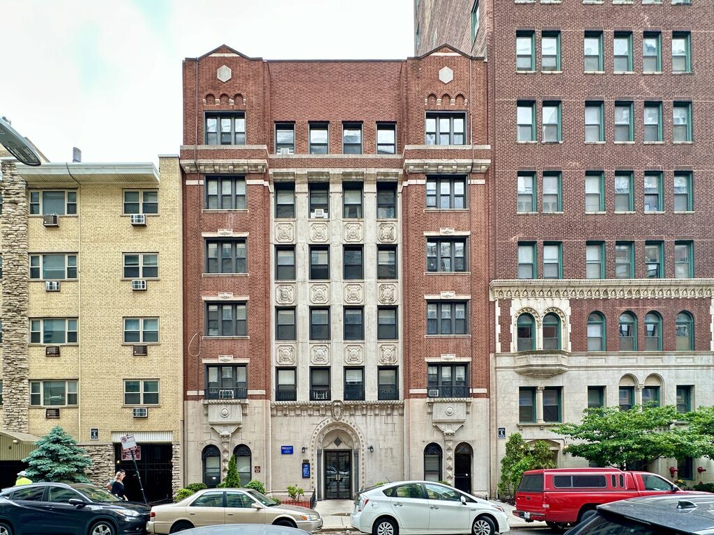 Building Photo - 551 W Roscoe St