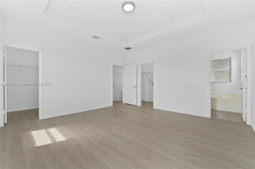 Building Photo - 3395 NE 11th Dr