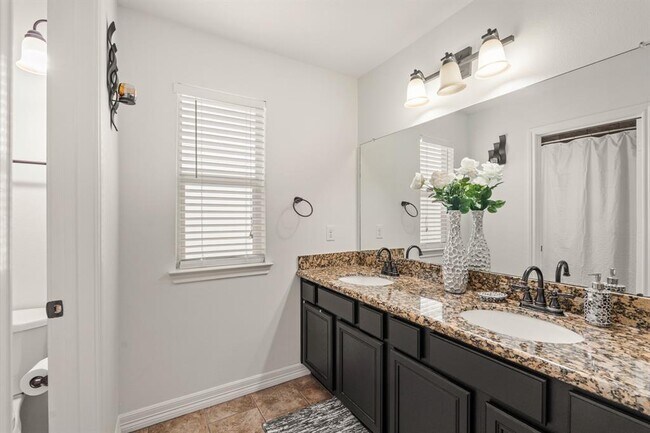 Building Photo - 703 Canyon Garden Dr