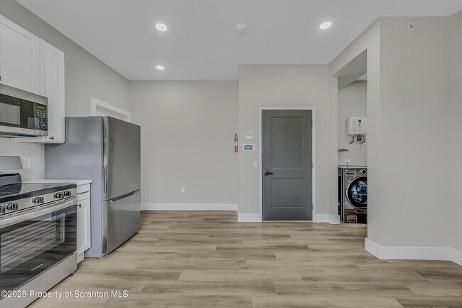 Building Photo - 215 Hickory St