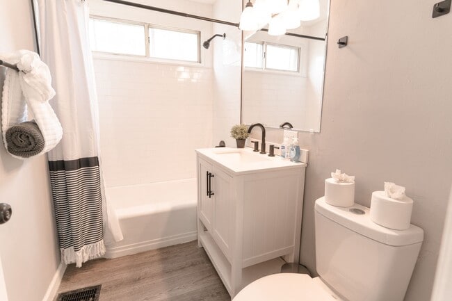 Building Photo - [STR] Fairgrounds Flat Located across Fair...